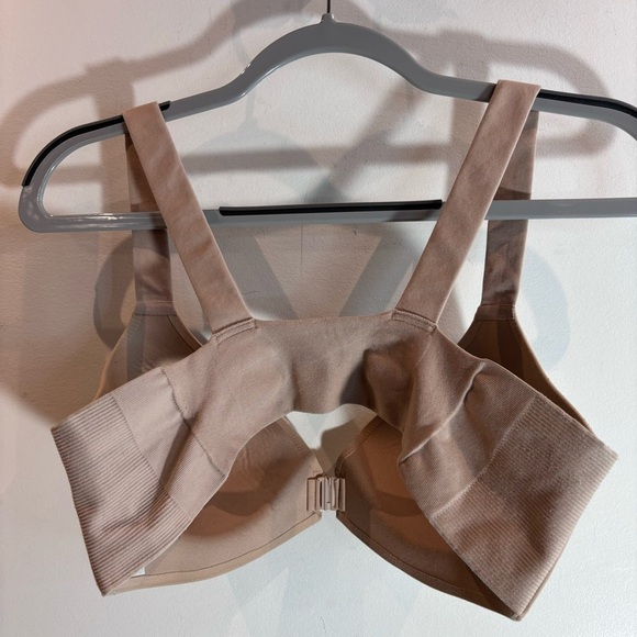 SPANX Sz 36C Bra Front Closure Padded Comfort Adjustable Straps T-Shirt - Picture 4 of 7